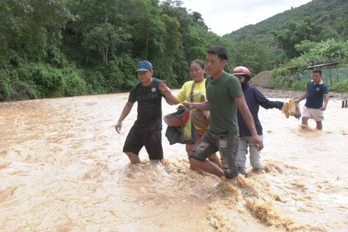Mưa lũ chia cắt nhiều bản làng ở huyện rẻo cao Nghệ An