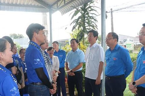 Bí thư TƯ Đoàn thăm, động viên đội hình sinh viên tình nguyện tại Đồng Tháp