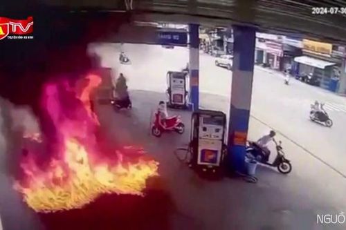 Nam thanh niên biểu hiện 'ngáo đá', đốt cây xăng