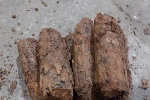 Bất ngờ phát hiện 8 quả đạn chưa nổ trong bao rác