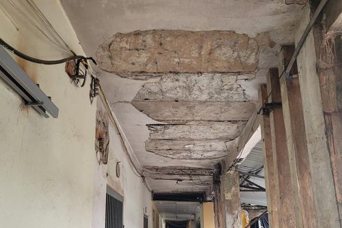 Hà Nội: Người dân thấp thỏm sống trong khu tập thể xuống cấp