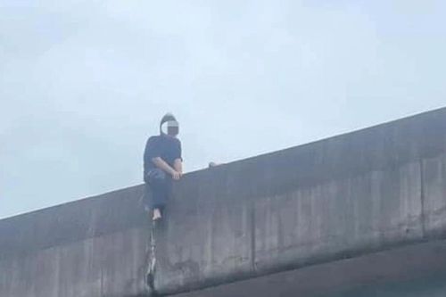 Hà Nội: Cô gái trèo lên lan can đường Vành đai 3 gây nguy hiểm
