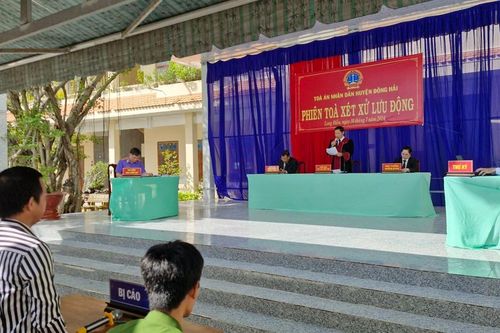 Lĩnh 18 tháng tù vì trộm 6 con chó
