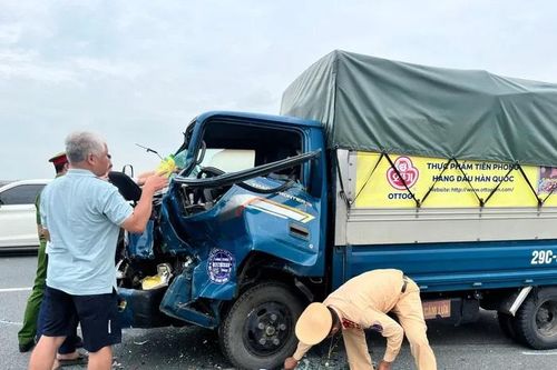 Tai nạn giao thông mới nhất 30/7/2024: ô tô tông liên hoàn trên cầu Nhật Tân