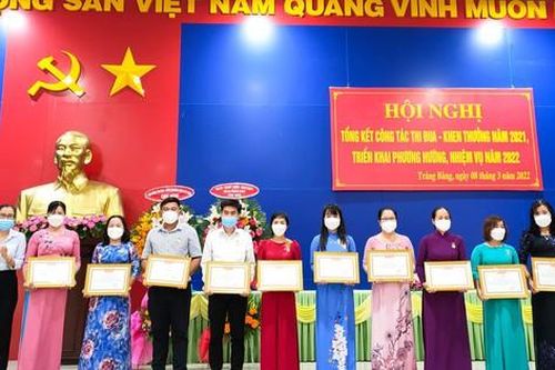 Thế nào được coi là có thành tích xuất sắc tiêu biểu?