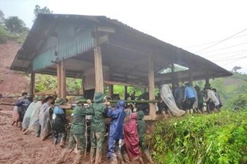Đồn Biên phòng Na Cô Sa giúp dân di dời tài sản khẩn cấp do sạt lở