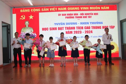 Tuyên dương khen thưởng học sinh đạt thành tích cao trong học tập năm học 2023-2024.