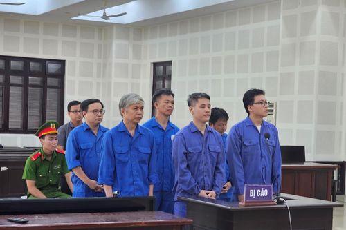Cựu Chủ tịch UBND quận Cẩm Lệ và thuộc cấp hầu tòa vì tội nhận hối lộ