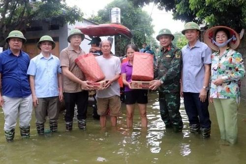 Người dân vùng 'rốn lũ' ở Thủ đô được hỗ trợ, chia sẻ kịp thời
