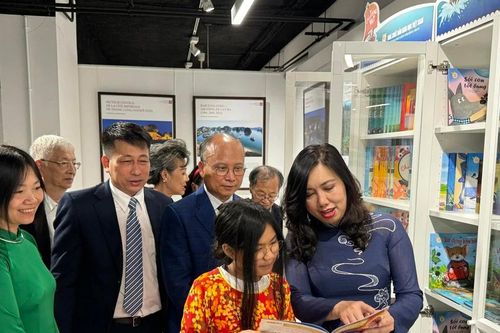 Trao tặng Tủ sách tiếng Việt ở nước ngoài – sáng kiến hợp tác vì cộng đồng người Việt Nam ở nước ngoài