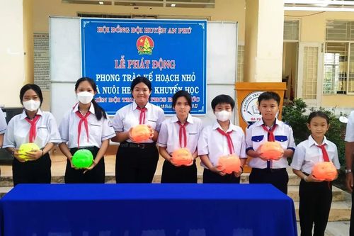 Thầy giáo Chăm vùng biên đồng hành cùng học trò nghèo
