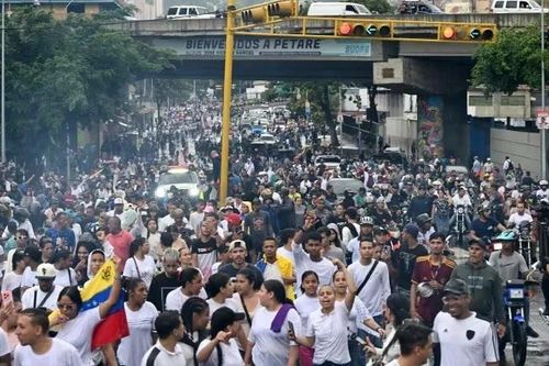 Venezuela triệu hồi nhà ngoại giao từ loạt quốc gia, biểu tình nổ ra ở Caracas