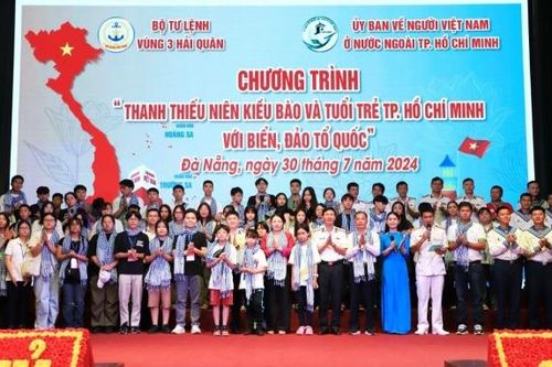 Thanh thiếu niên kiều bào và tuổi trẻ TP. Hồ Chí Minh hướng về biển, đảo quê hương
