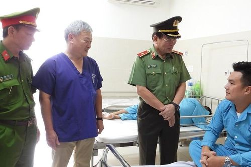 Người đàn ông dùng dao tấn công khiến 2 công an bị thương