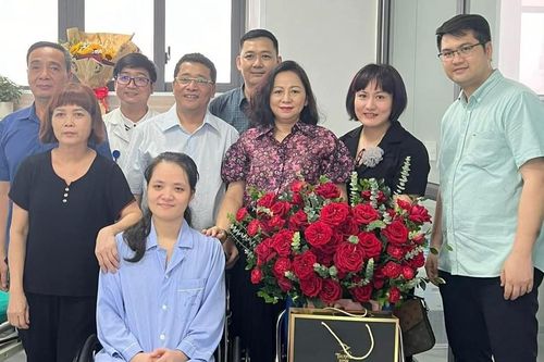Tin mới nhất về sức khỏe nữ bác sĩ bị kính rơi vào người ở Hà Nội