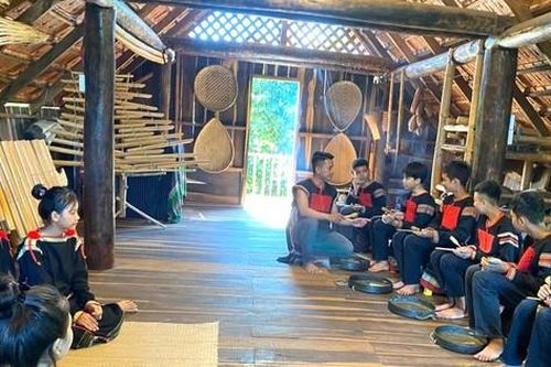 Cán bộ đoàn xã truyền lửa tình yêu văn hóa dân tộc Êđê