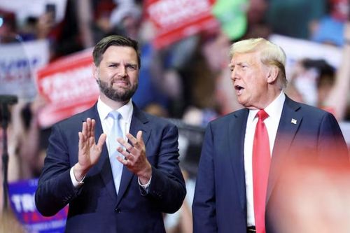 Ông Trump bênh phó tướng vụ phát biểu về 'những bà cô nuôi mèo'