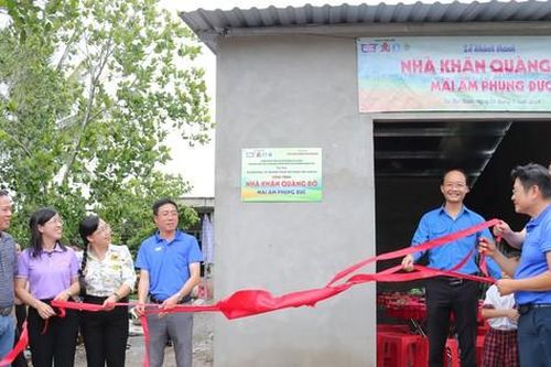Trao tặng Nhà khăn quàng đỏ cho học sinh mồ côi vì dịch COVID-19