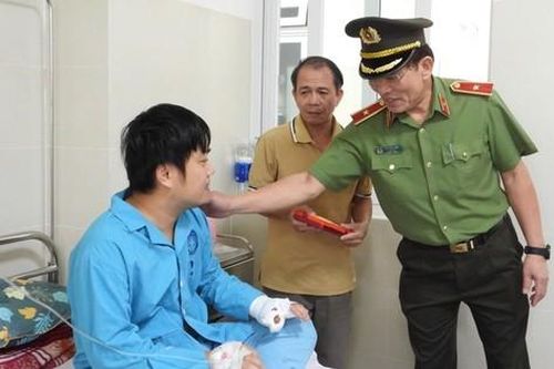 Bắt đối tượng dùng dao gây thương tích cho hai cán bộ công an