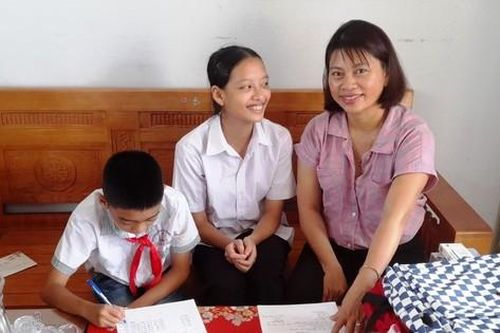 Nhà sách Tiền Phong tặng sách, đồ dùng học tập cho hai em nhỏ mồ côi tại Bắc Giang