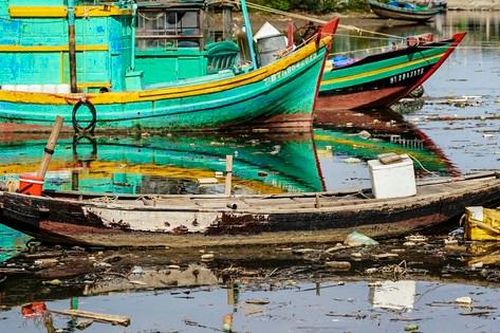 Tàu cá hư hỏng nằm chỏng chơ dọc âu thuyền ở Hà Tĩnh
