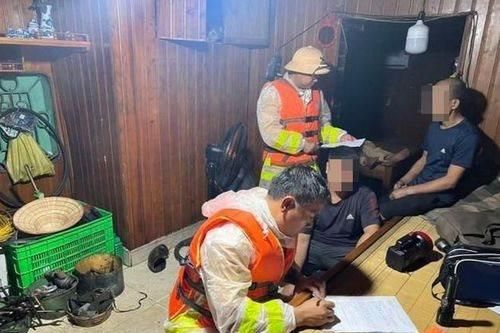 Bắt giữ tàu hút cát trái phép trên sông Hồng