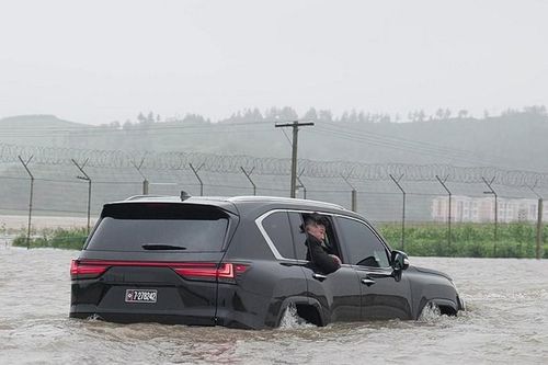 Nhà lãnh đạo Triều Tiên ngồi xe vượt lũ đi thị sát cứu hộ