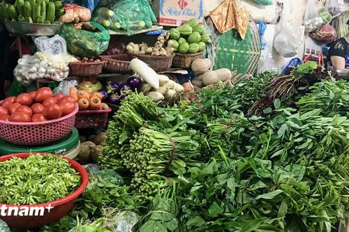 Hà Nội: Mưa lớn kéo dài khiến giá rau xanh ngoài chợ tăng 'phi mã'
