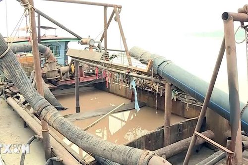 Hà Nội: Tạm giữ tàu khai thác 500m3 cát trái phép trên sông Hồng