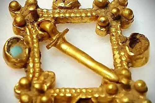 Dò kim loại, người đàn ông tìm thấy thứ trị giá 3,2 tỷ đồng