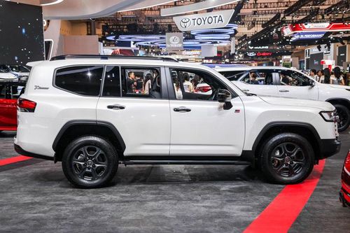 Toyota Land Cruiser 300 GR Sport 2024 ra mắt: Công suất 301 mã lực, ngoại hình hầm hố, giá 4,2 tỷ đồng