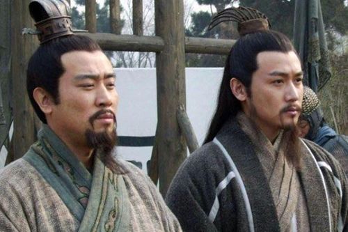 Lưu Bị yếu hơn Tôn Quân, Tào Tháo rất nhiều, vì sao Gia Cát Lượng lại chọn theo phe Lưu Bị?