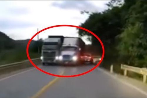 Lạnh người khoảnh khắc xe đầu kéo vượt ẩu ép xe bán tải sát lề đường