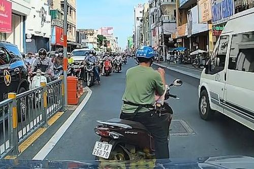 Đi ngược chiều, đỗ xe giữa đường thi gan với ô tô đi đúng luật