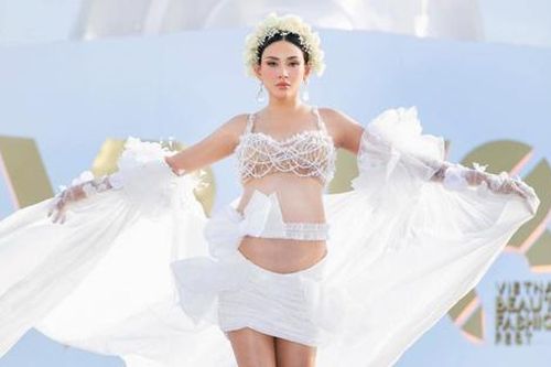 Võ Hoàng Yến mang bầu 8 tháng lên sân khấu, tự tin catwalk sập sàn