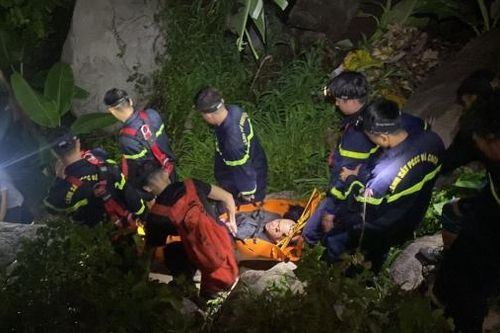Tây Ninh: Giải cứu 4 du khách bị lạc đường và đuối sức trong đêm ở núi Bà Đen