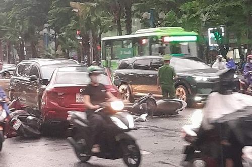 Hà Nội: Ô tô đi ngược chiều tông ô tô đối diện, kéo lê xe máy, gây ách tắc giao thông