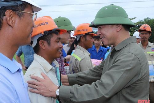 Bí thư Tỉnh ủy Đỗ Trọng Hưng thăm, tặng quà, động viên cán bộ, kỹ sư, công nhân đang thi công trên công trường Dự án đường dây 500kV mạch 3