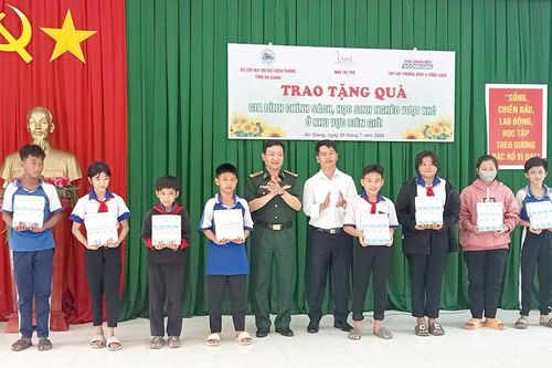 Bộ đội biên phòng An Giang trao quà cho người dân biên giới Tri Tôn