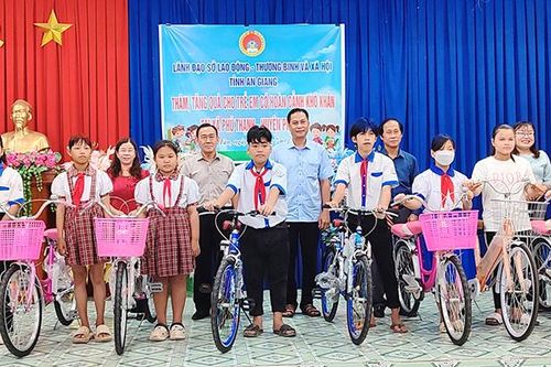 Sở Lao động – Thương binh và Xã hội tỉnh An Giang tặng xe đạp cho học sinh huyện Phú Tân