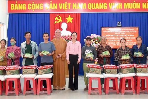 Trao 350 phần quà cho hộ nghèo huyện An Phú