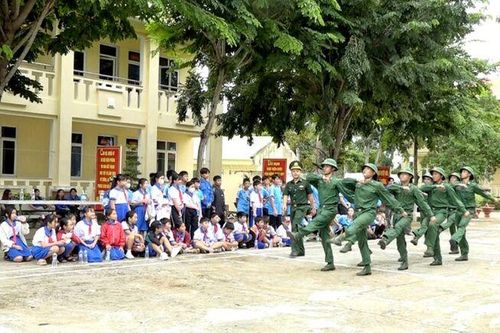 Học sinh trải nghiệm thực tế cùng bộ đội biên phòng