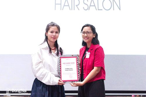 Cầu nối trao tặng tóc cho bệnh nhân ung thư