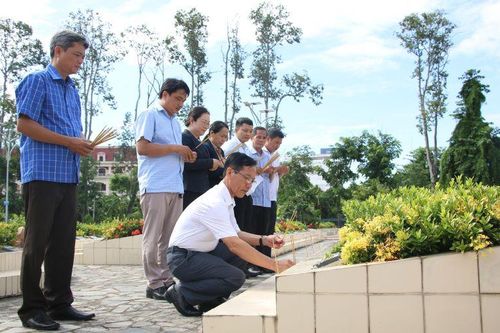 Viếng, thắp hương các liệt sĩ cán bộ tuyên huấn