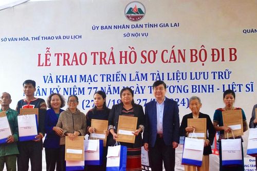 Trao trả hồ sơ cán bộ đi B: Đậm nghĩa tri ân
