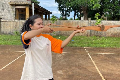 Cô gái Jrai yêu bắn nỏ