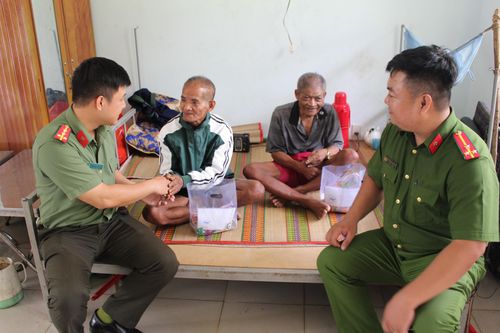 Tổ chức hoạt động tình nguyện 'Hành quân xanh' tại huyện Khánh Sơn