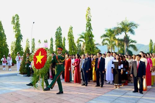 Đoàn đại biểu dự Đại hội MTTQVN tỉnh viếng nghĩa trang liệt sĩ Hòn Dung