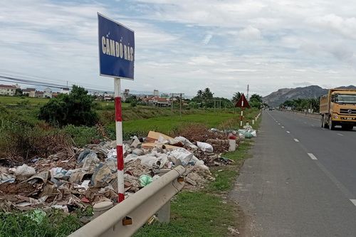 Cấm nhưng vẫn đổ rác