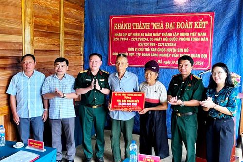 Khánh thành và bàn giao nhà đại đoàn kết tặng hộ nghèo